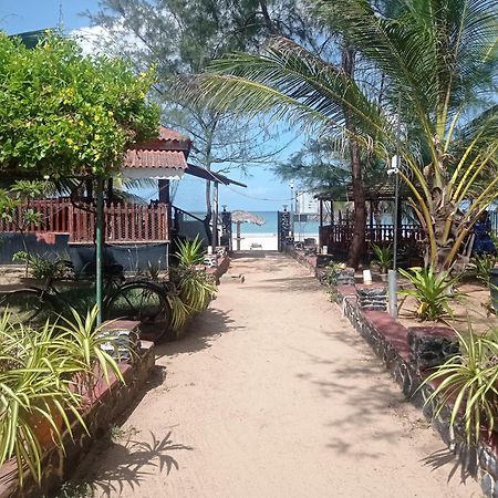 Silver Beach Hotel Trincomalee Exterior foto
