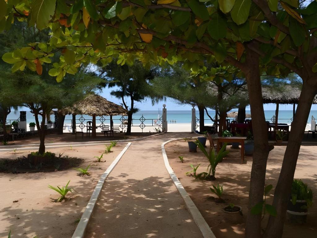 Silver Beach Hotel Trincomalee Exterior foto