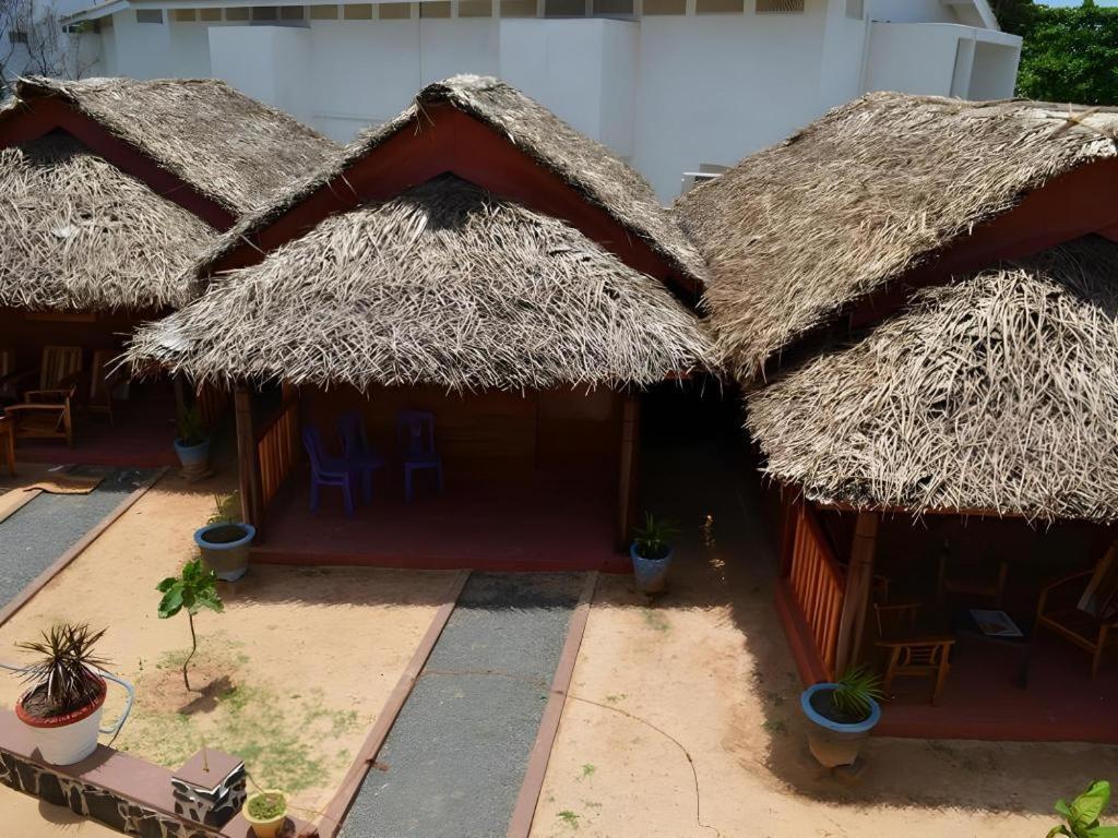 Silver Beach Hotel Trincomalee Exterior foto